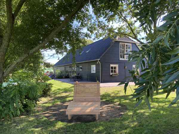Prachtig 6 pers. vakantiehuis met zwembad en grote tuin in Hasselt omringd door landerijen