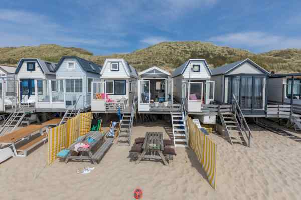 Slapen op het strand in Zeeland in dit mooie 4 persoons strandhuisje