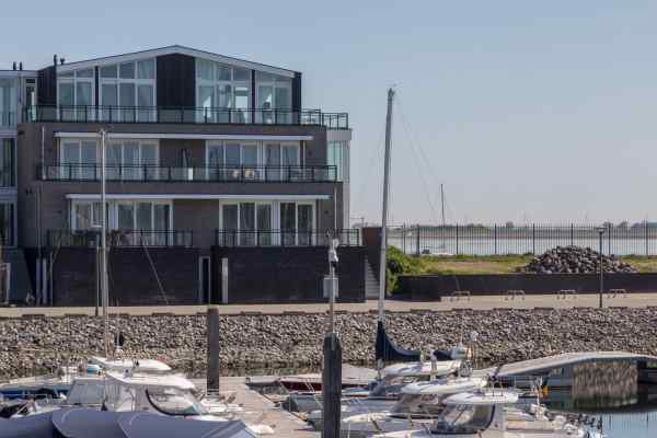 Luxe 4 persoons appartement met uitzicht over de jachthaven in Sint-Annaland