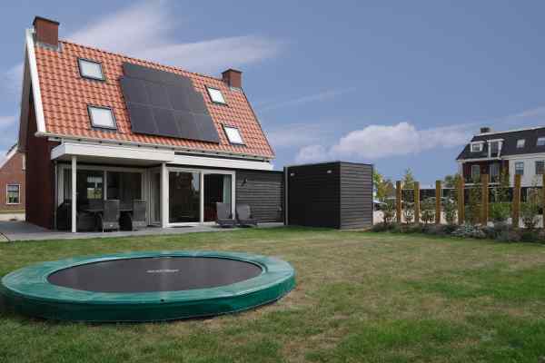 Luxe 4-persoons villa met 2 badkamers, veranda en trampoline in Colijnsplaat
