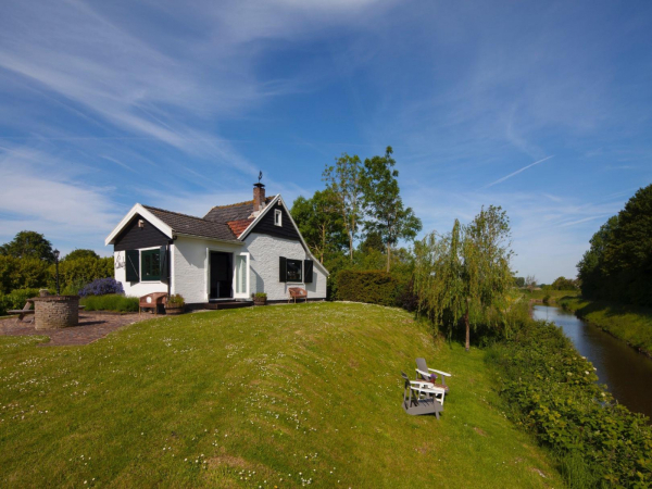 Landelijk 6 persoons vakantiehuis bovenop een dijk gelegen in Kamperland in Zeeland.