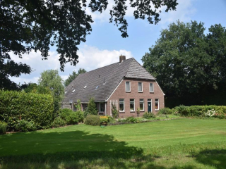 Gezellige vakantieboerderij voor 15 personen in Drenthe.