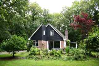 Forest located 9 pers. holiday home with large, enclosed garden in the...