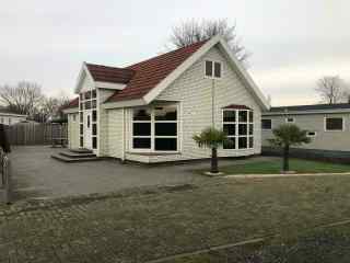 6 person chalet on the park Rhederlaagse Meren in Lathum