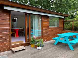 Colourful chalet for 5 people on a bungalow park in the Veluwe.