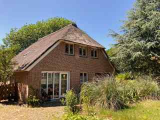 Authentic 8-person holiday home, spacious and wooded in Klijndijk, Dre...