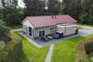 Modernes 4-Personen-Ferienhaus mit großem Garten und Terrasse am Schwi...