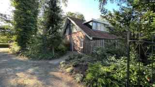 Luxury 6 person semi-detached house with sauna and garden in the woods...