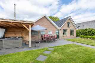 Five-person holiday home with sauna and whirlpool on the Veluwe.