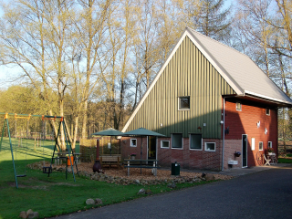Mooi 12 persoons vakantiehuis midden in het bos in Drenthe met hottub