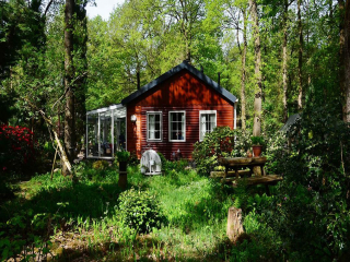 Bewaldetes 4-Personen-Ferienhaus mit schönem Garten und schönem Winter...