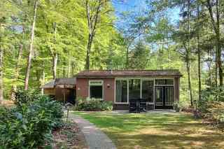Nice 4 person holiday home with private whirlpool in the woods near Ep...