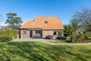 Beautifully located 5-person holiday home in Putten in a wooded area