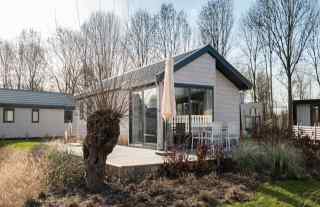 Luxurious 4-person chalet in a holiday park on the Maas