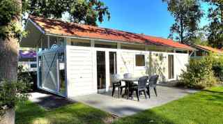 A 4-person chalet on holiday park Bad Hoophuizen at the Veluwemeer.
