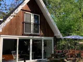 Luxury 8-person holiday home with hot tub and enclosed garden in Winte...