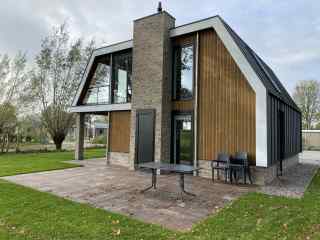 Luxuriöse freistehende 8-Personen-Villa mit Sauna in Flevoland.