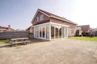 Spacious holiday home for 8 people with 4 bedrooms in Zeewolde