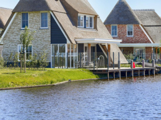 Luxury 8 person villa on the Tjeukemeer in Friesland