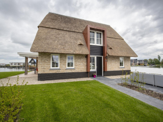 Luxury 12-person villa with sauna and whirlpool on Tjeukemeer in Fries...