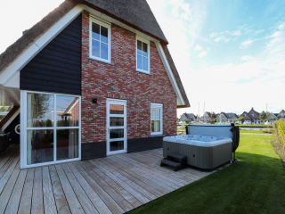 Luxury 10 person villa with sauna and whirlpool on the Tjeukemeer in F...