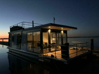 Beautifully situated 4 person house boat on the Sneekermeer in Friesla...