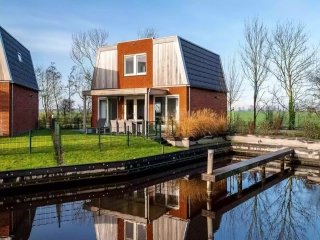 Luxuriöses 8-Personen-Ferienhaus mit Whirlpool am Wasser auf Recreatie...