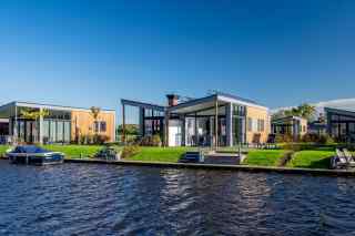 Luxurious, single-storey 4-person holiday lodge by the water