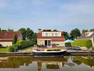 Detached 5-6 person bungalow on open water on a bungalow park in Fries...