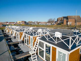 Beautifully located 6-person water lodge in Lemmer on the IJsselmeer