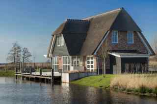 Luxurious 10-person villa with sauna on the Tjeukemeer in Friesland