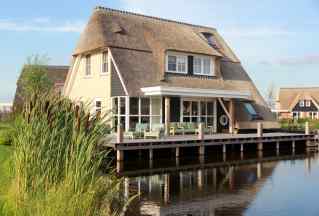 Luxury 8-person villa, with private sauna, on the Tjeukemeer in Friesl...