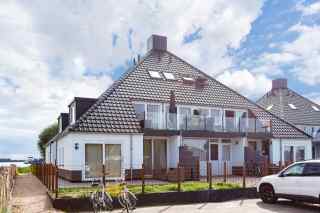 4 persons flat on walking distance from the Sneekermeer in Offingawier...