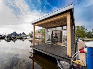 Cozy 4 person houseboat in Friesland.