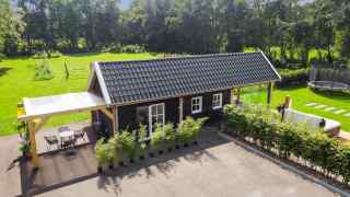 Lovely vacation apartment with hot tub in Friesland