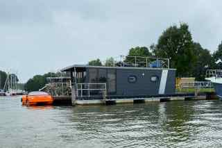 Comfortable 4-person house boat overlooking the water in Warns Marina