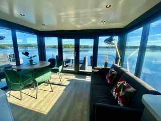 4-6 person houseboat at the Mookerplas in Limburg with a view of water...