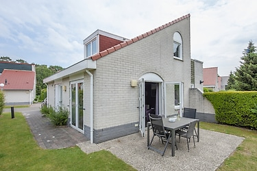 Comfortable 4 person holiday home on a holiday park in Arcen Limburg