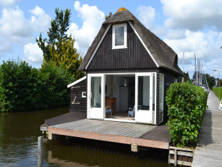 Uniquely located 4 person holiday home in a marina near Aalsmeer