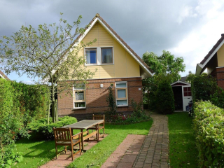 Luxury holiday home for 4 people on a holiday park in Medemblik.