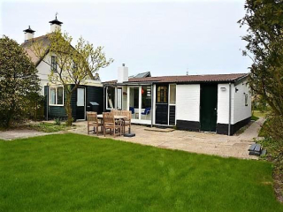 Holiday home for 6 people with a spacious garden in Callantsoog.