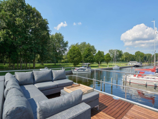 This beautiful 6 person water lodge is located in Marina Naarden on th...