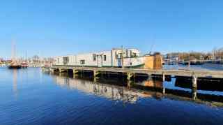 Dieses schöne 7-Personen-Hausboot befindet sich in Jachthaven Naarden...