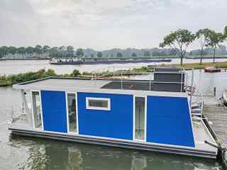 Beautiful 4 person water lodge in a Marina, close to downtown Amsterda...