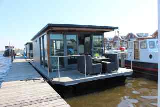 Beautiful 4 person harbor lodge on the Uitgeestermeer
