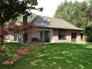 Spacious 2-person holiday home in Zwaag near the centre