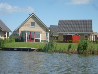 Luxury 4 person holiday home on the water in Medemblik.