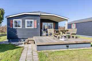 Beautiful 4 persons holiday chalet at the water