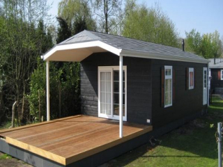 Chalet for 4 persons close to the water on a holiday park in Giethoorn...