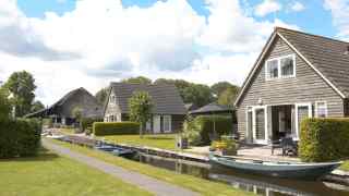 Beautiful 6 person holiday home on the water in Giethoorn